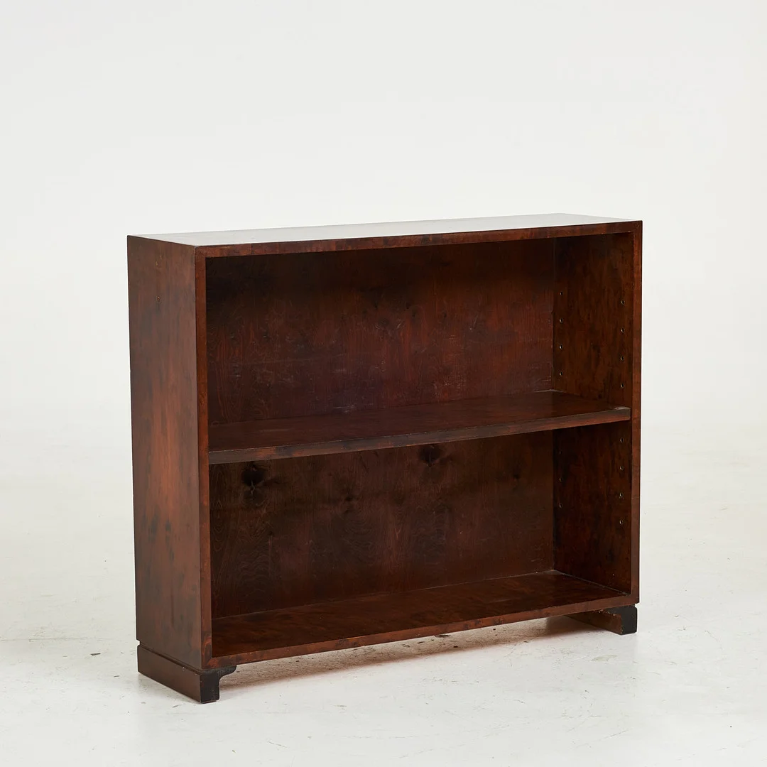 BOKHYLLA, låg modell, bonad björk, 1930/1940-tal. — Cupboards, Cabinets & Shelves — Stockholms Auktionsverk Sickla