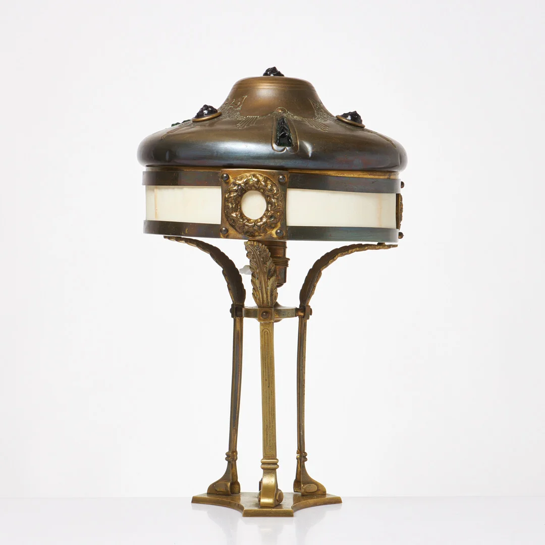 BORDSLAMPA. Jugend, stomme i mässing, skärm med infattade glasstenar samt textil. — Table Lamps — Stockholms Auktionsverk Sickla