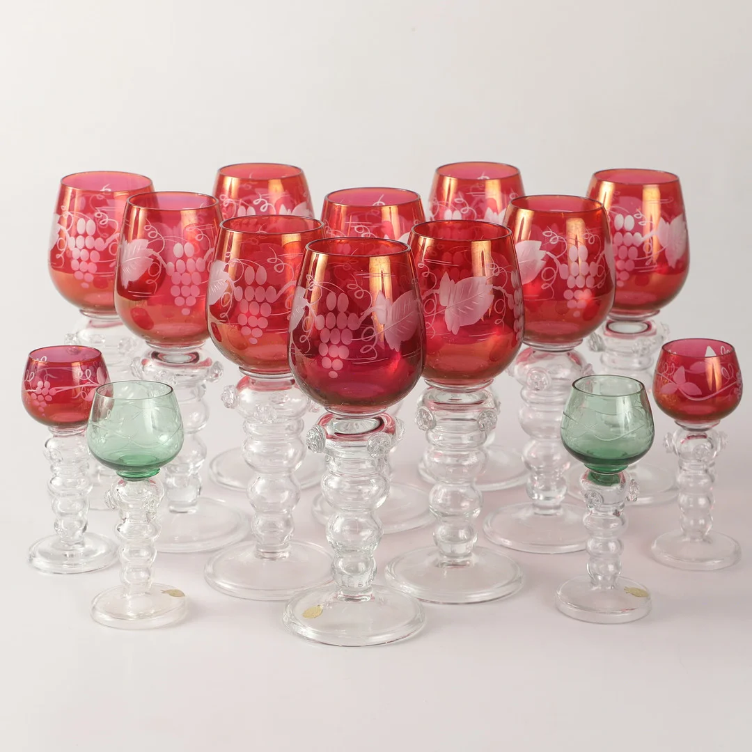 REMMARE, 14 stycken, glas med färgade kupor, Skånska glasbruket. — Tableware — Helsingborgs Auktionskammare