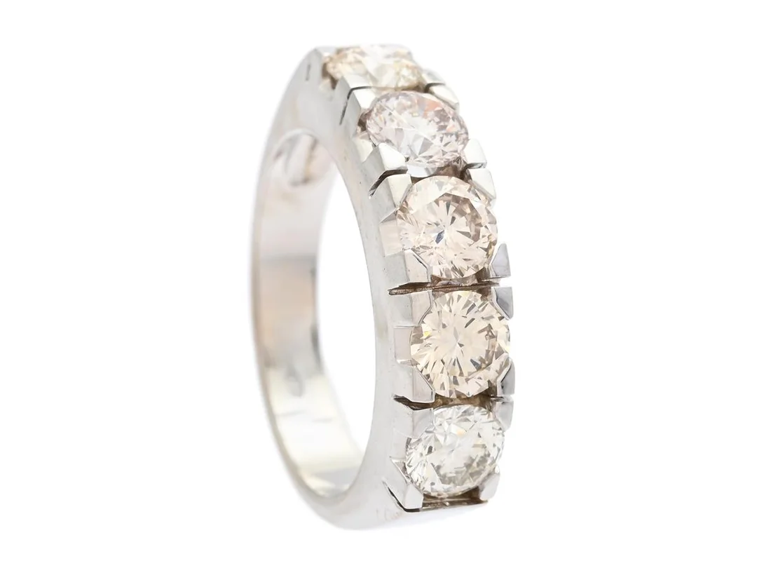 ALLIANSRING, 14K vitguld, 5 briljantslipade diamanter ca 2,00 ctv, ca TW-TCa/VS-SI, stl 17 mm, vikt 6,1 g, några diamanter med nagg. — Smycken/Alliansring — Kaplans