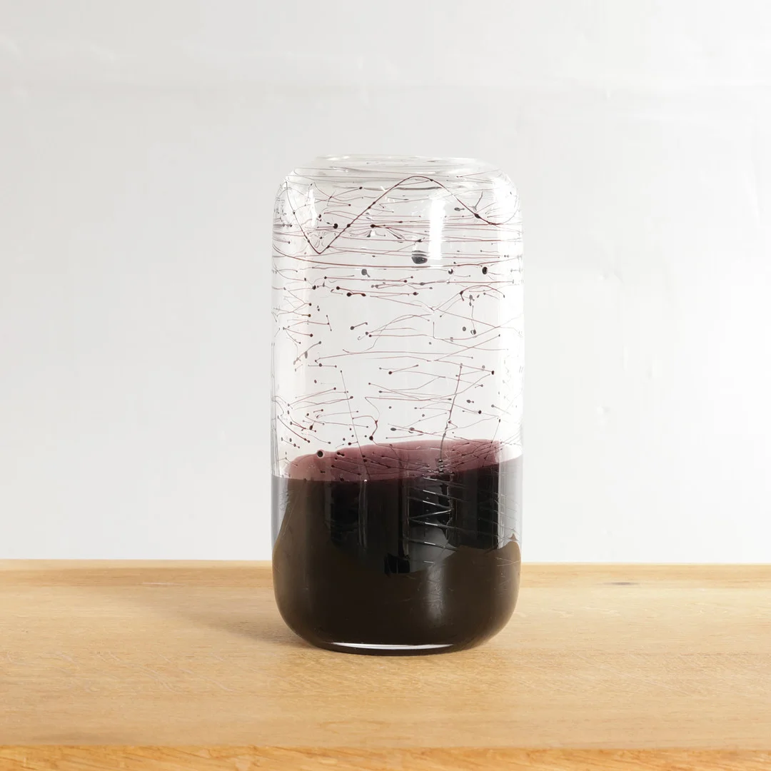 MICHAEL BANG (F. 1944, D. 2013). Vase af klart glas, dekoreret med sorte glastråde fra top mod bund, sort bund. Udført hos Holmegaard Glasværk, Danmark. — Art glass — Woxholt Auktionshus