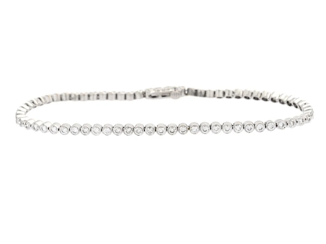 TENNISARMBAND, 18K vitguld, 68 briljantslipade diamanter ca 2,00 ctv, ca W/SI, längd 19 cm, vikt 8,4 g. — Smycken/Tennisarmband — Kaplans