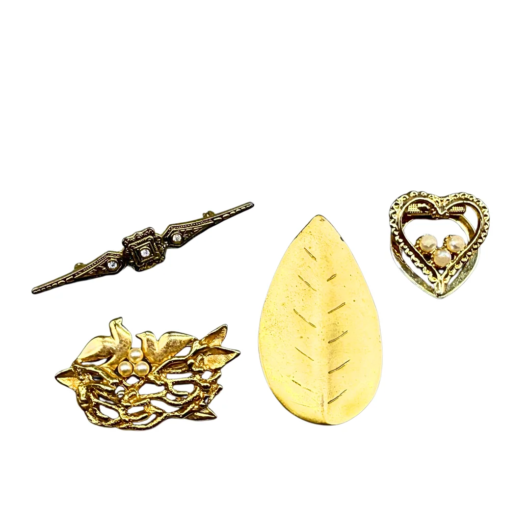 KONVOLUT AUS DREI BROSCHEN UND EINEM DRESS-CLIP. — Jewellery — Auktionshaus Stuber's Hammerschlag