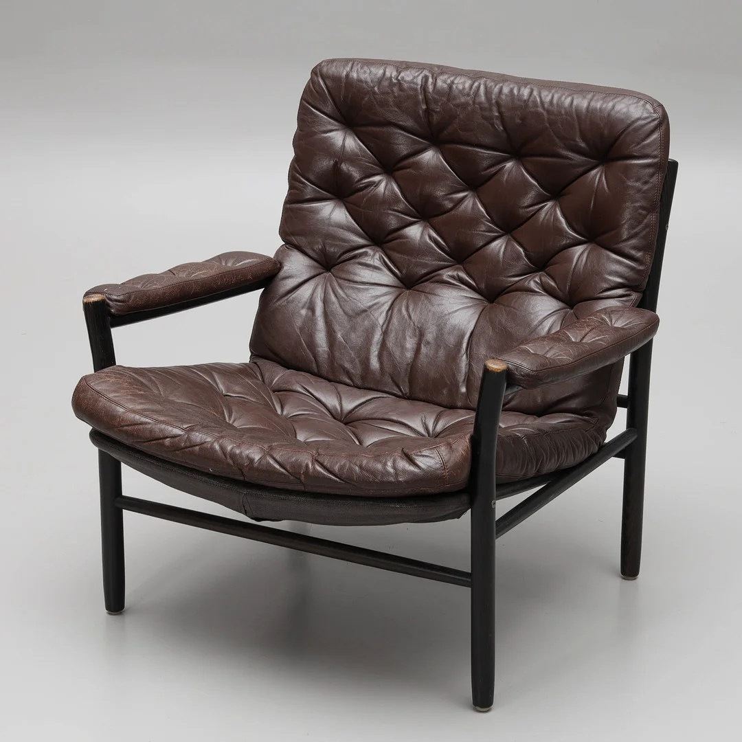 KENNETH BERGENBLAD. Fåtölj, skinn, "Kavaljer", Dux, 1970-tal. — Armchairs & Chairs — Auktionsmagasinet Vänersborg