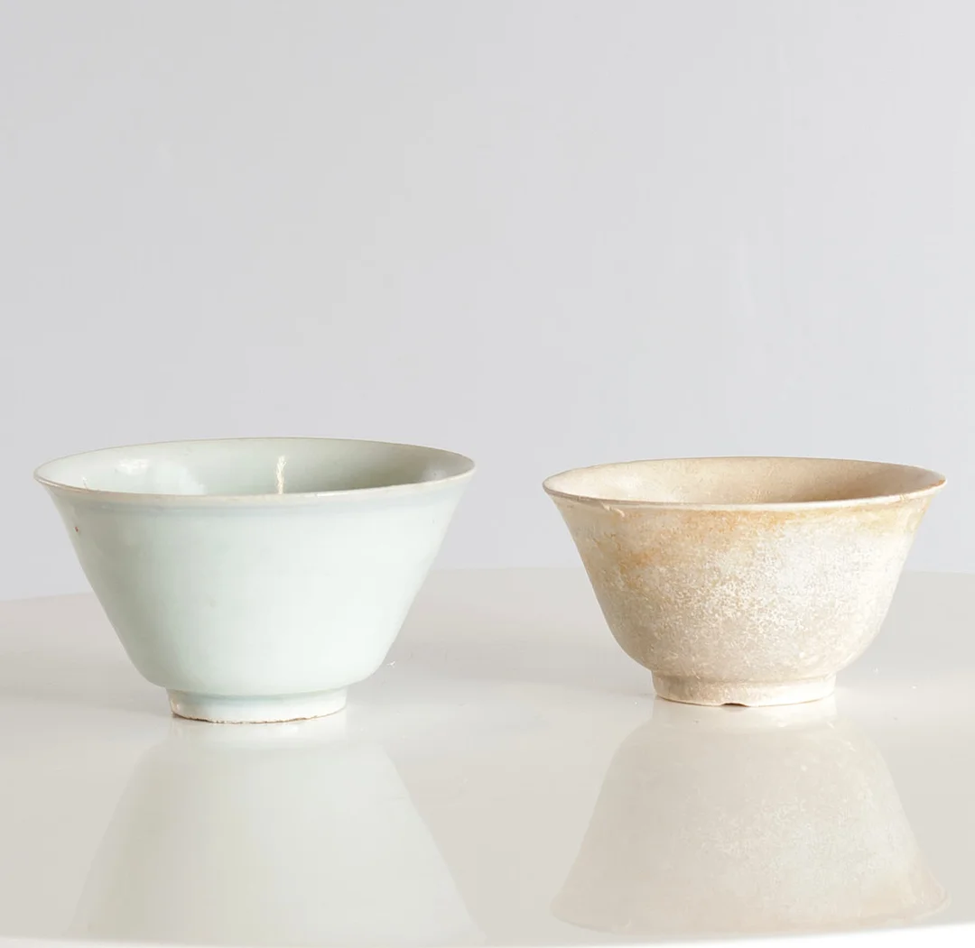 To kinesiske skåle af glaseret lertøj. Kina, 19/20. årh. (2). — Ceramics & Porcelain — Woxholt Auktionshus