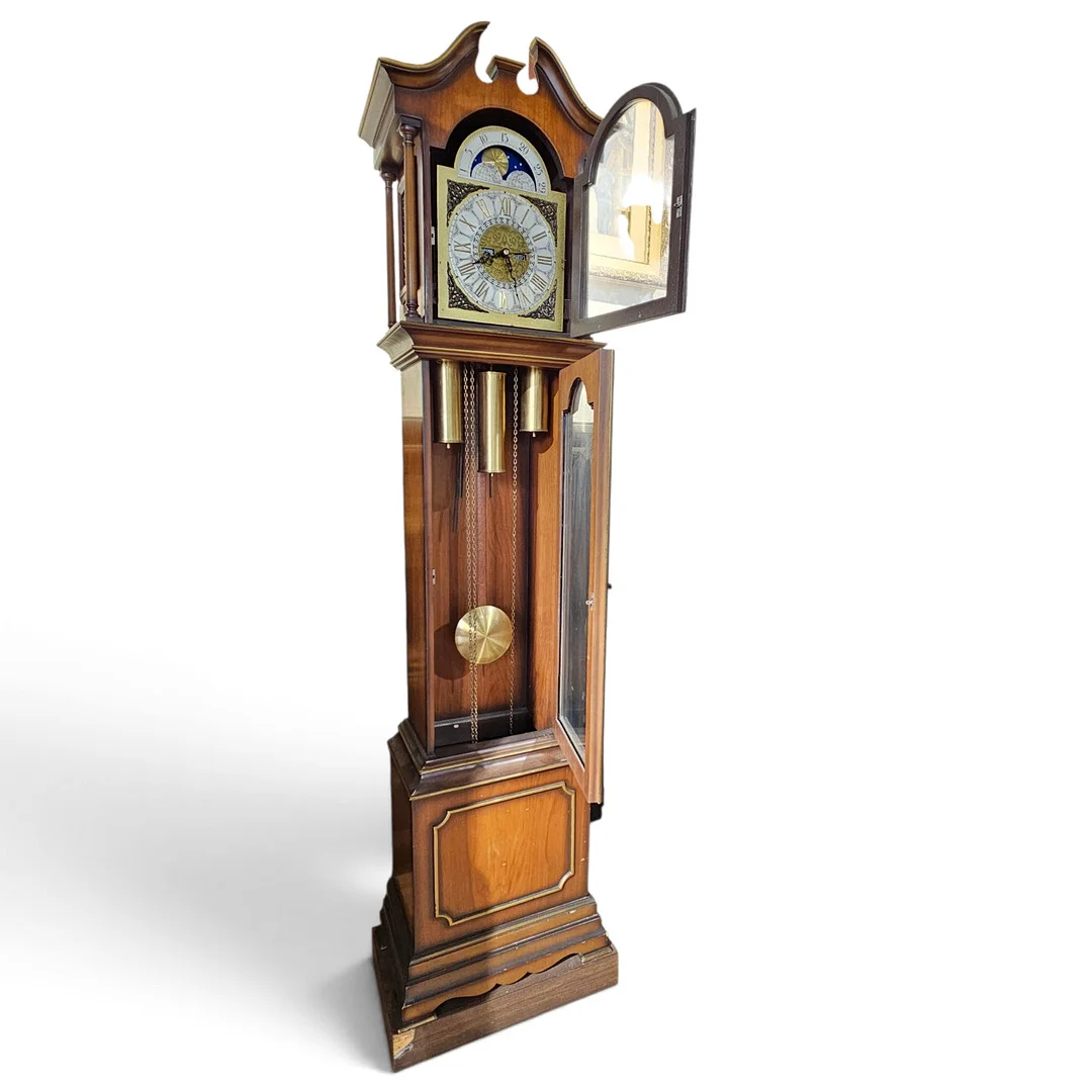 Reloj de antesala alemán Siglo XX de fases lunares para mercado español. Con sonería Westmister de cuartos y horas sobre varillas. — Longcase clocks — Arce Auctions