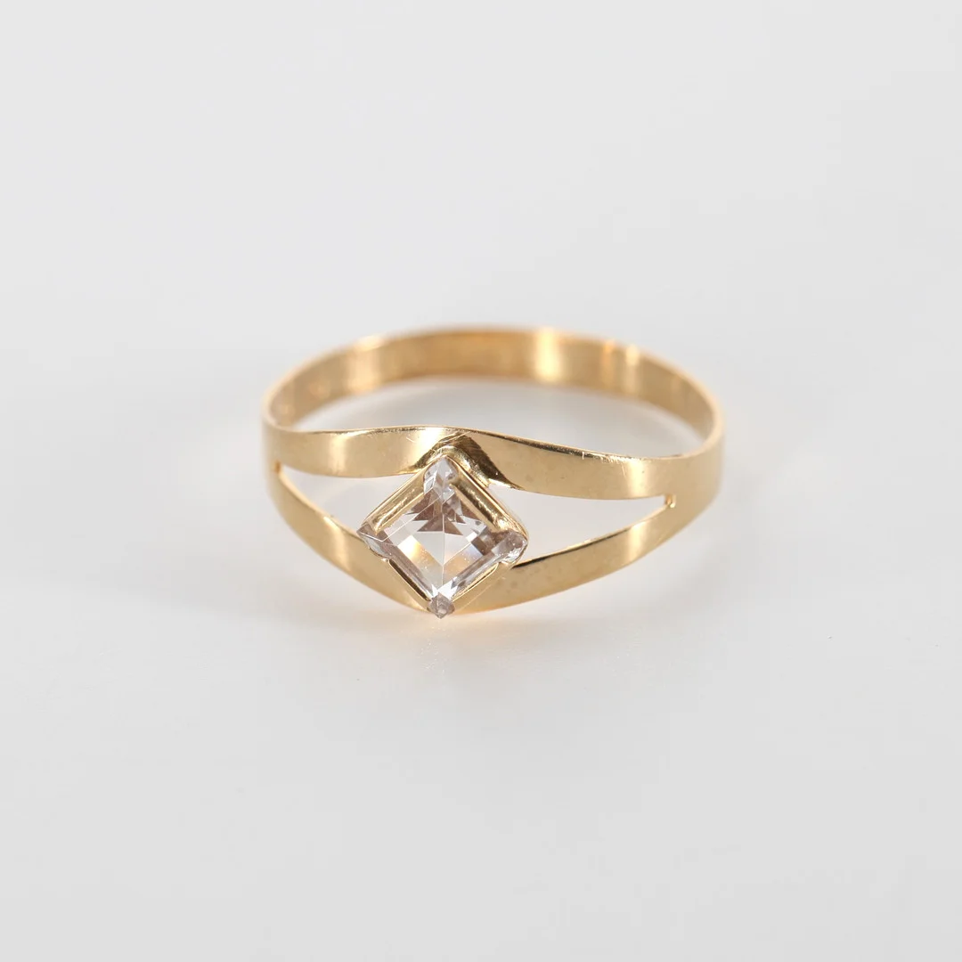 RING MED VIT STEN, 18K guld, 1988. — Rings — Auktionsverket Engelholm