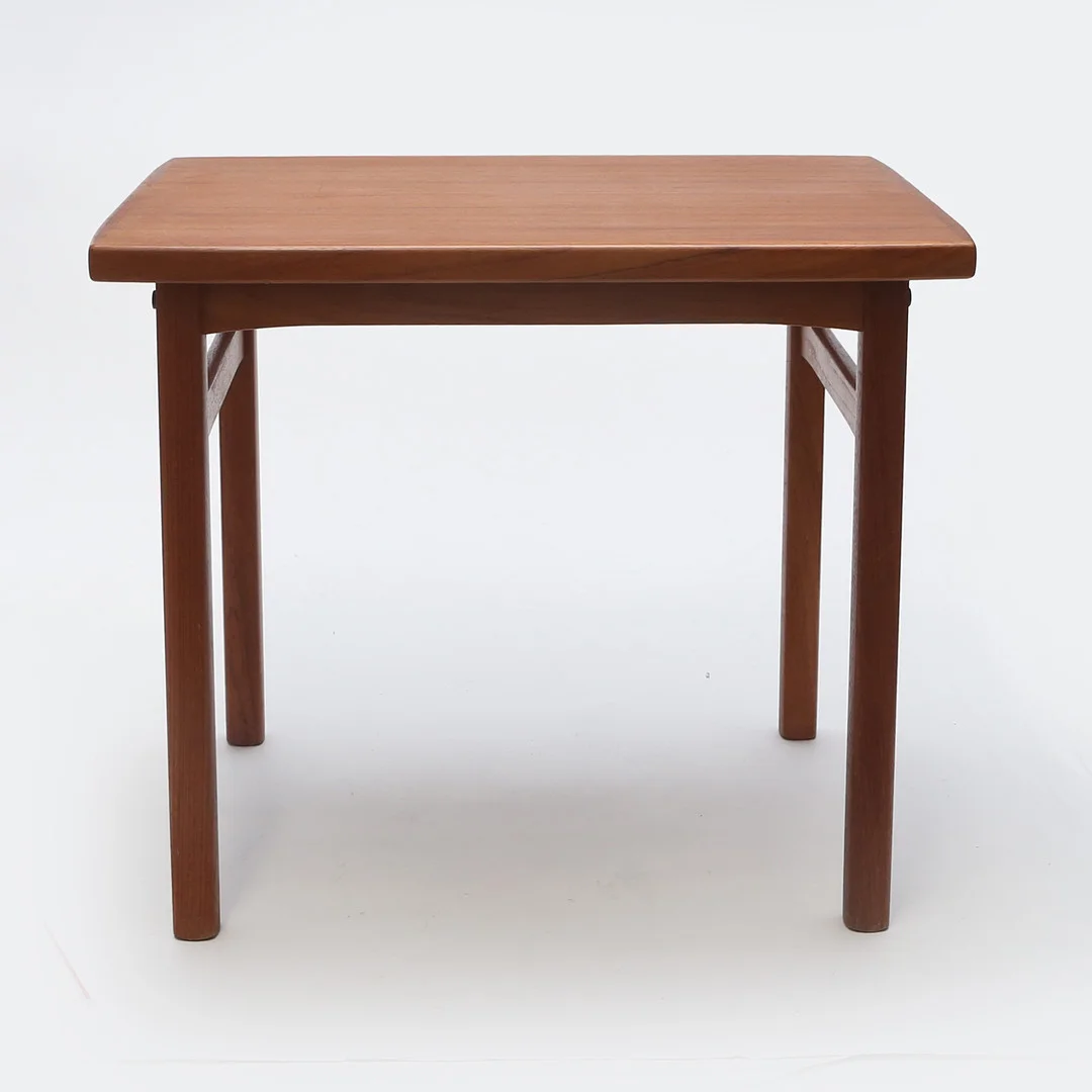 LAMPBORD/SIDOBORD, teak. — Tables — Kalmar Auktionsverk