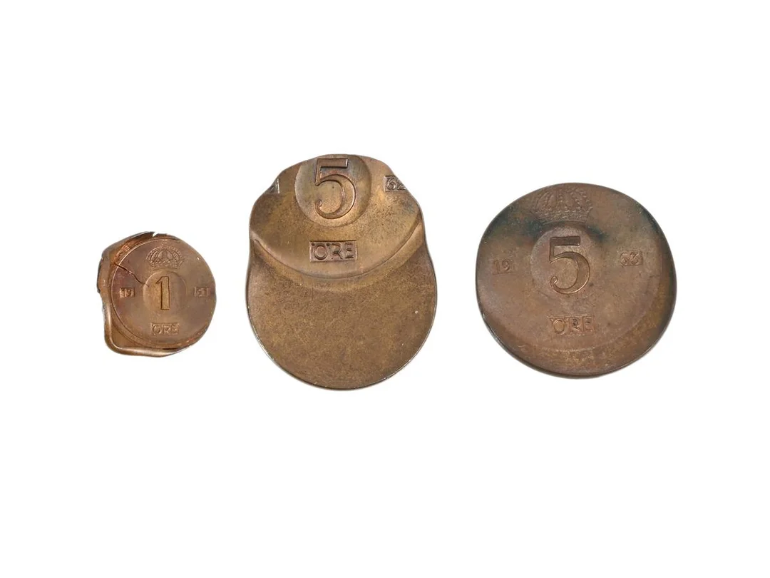 3 MYNT, koppar, 1 Öre 1961, 2 st 5 Öre 1962-1963, en är snedpräglad, en är gravt snedpräglad, ettöringen hade troligen en stor skada vid präglingen som lät metallen flyta ut, total vikt 18,0 g — Mynt/Svenska mynt — Kaplans