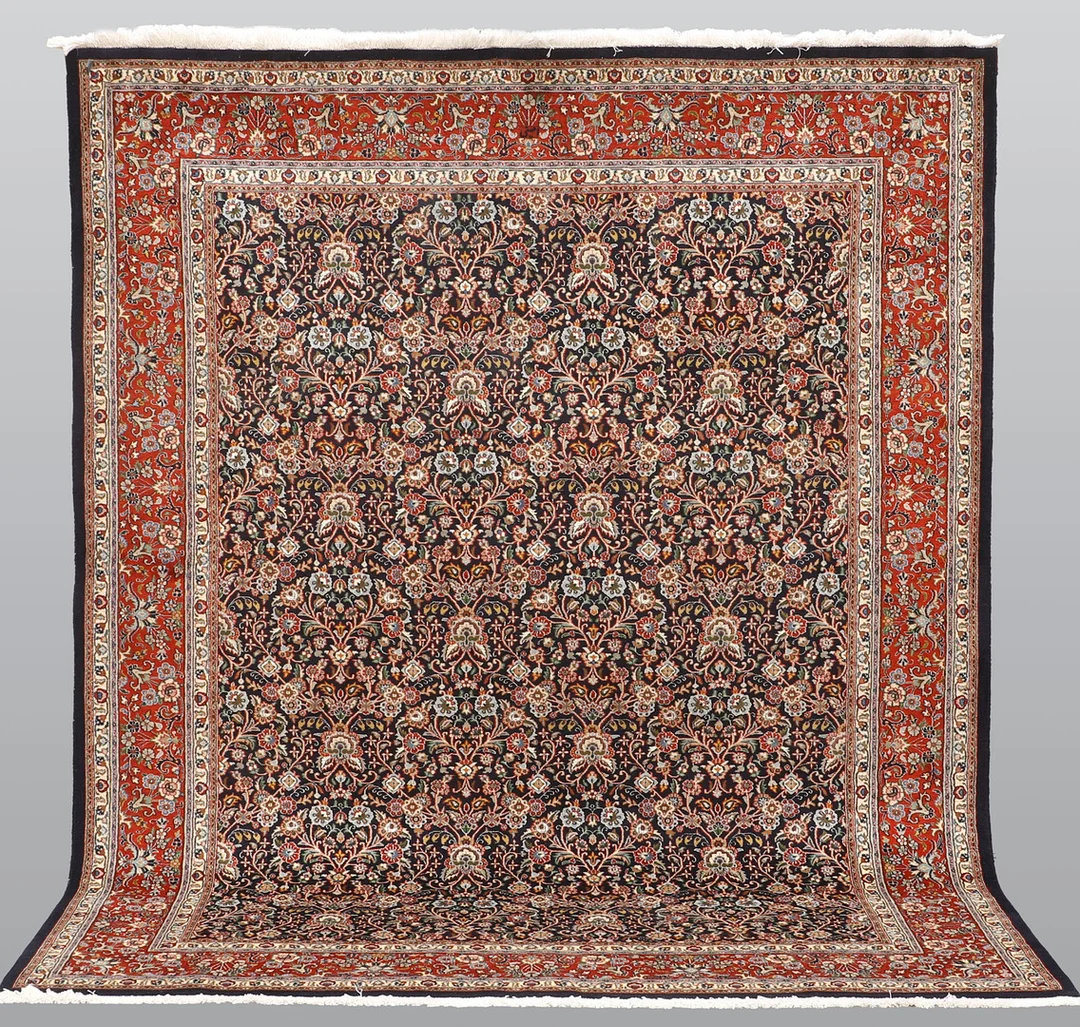 MATTA, Moud med silkeinslag, cirka 275 x 218 cm. — Persian Carpets & Textiles — RA Auktionsverket Norrköping