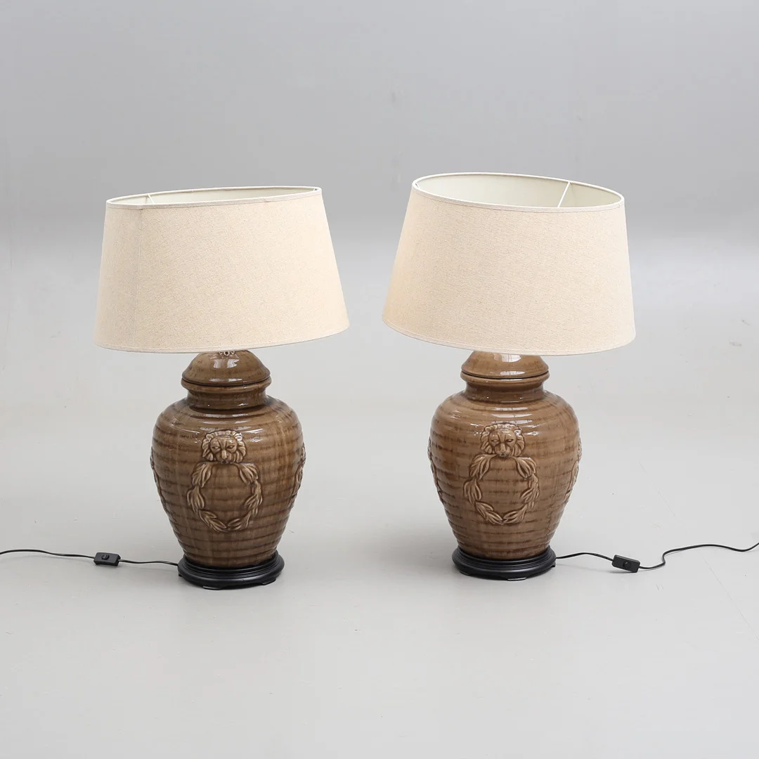 BORDSLAMPOR, ett par, stor modell, A-Grossisten, samtida. — Table Lamps — Auktionshuset Thelin & Johansson