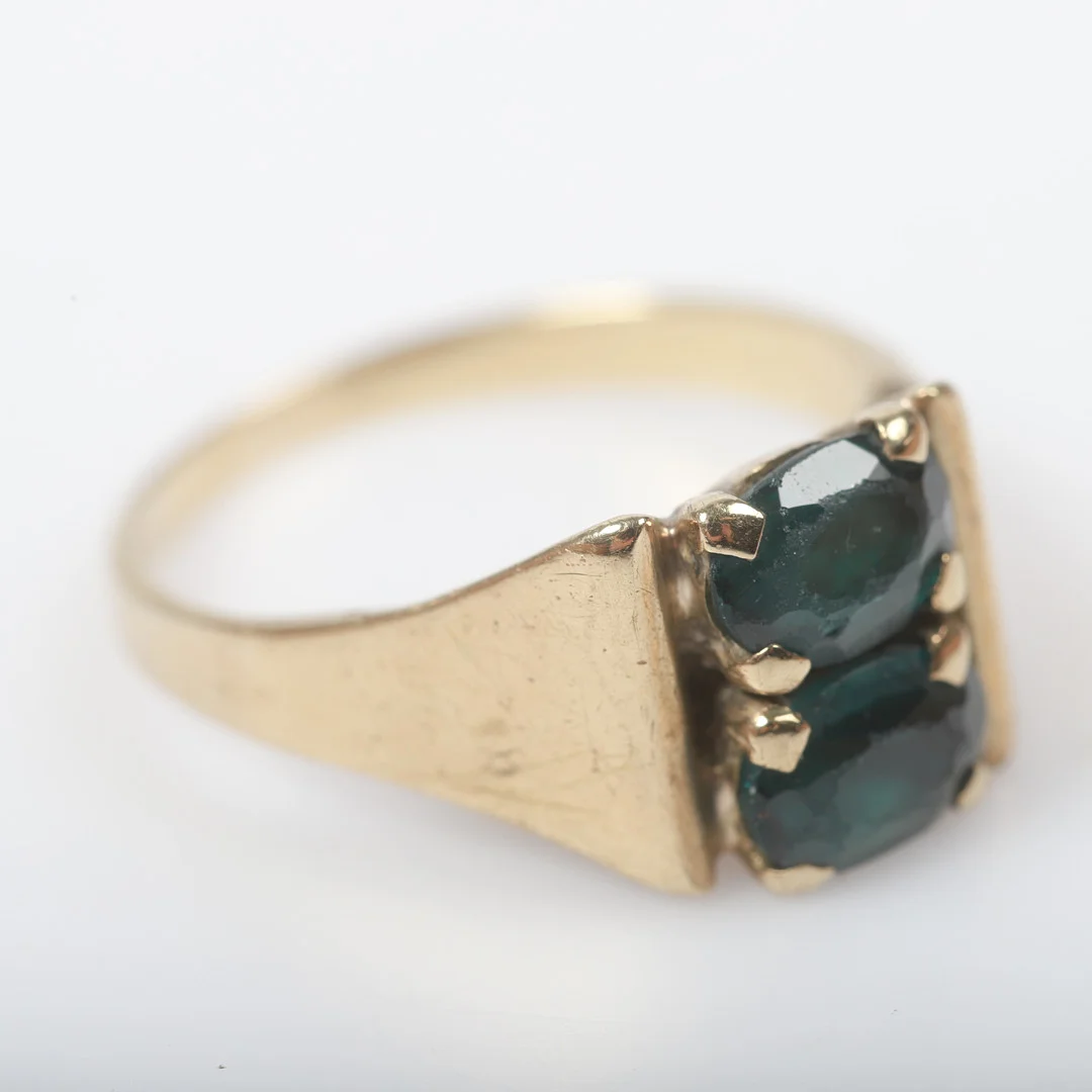 RING, 10 K guld med ovalslipade stenar. — Rings — Helsingborgs Auktionskammare