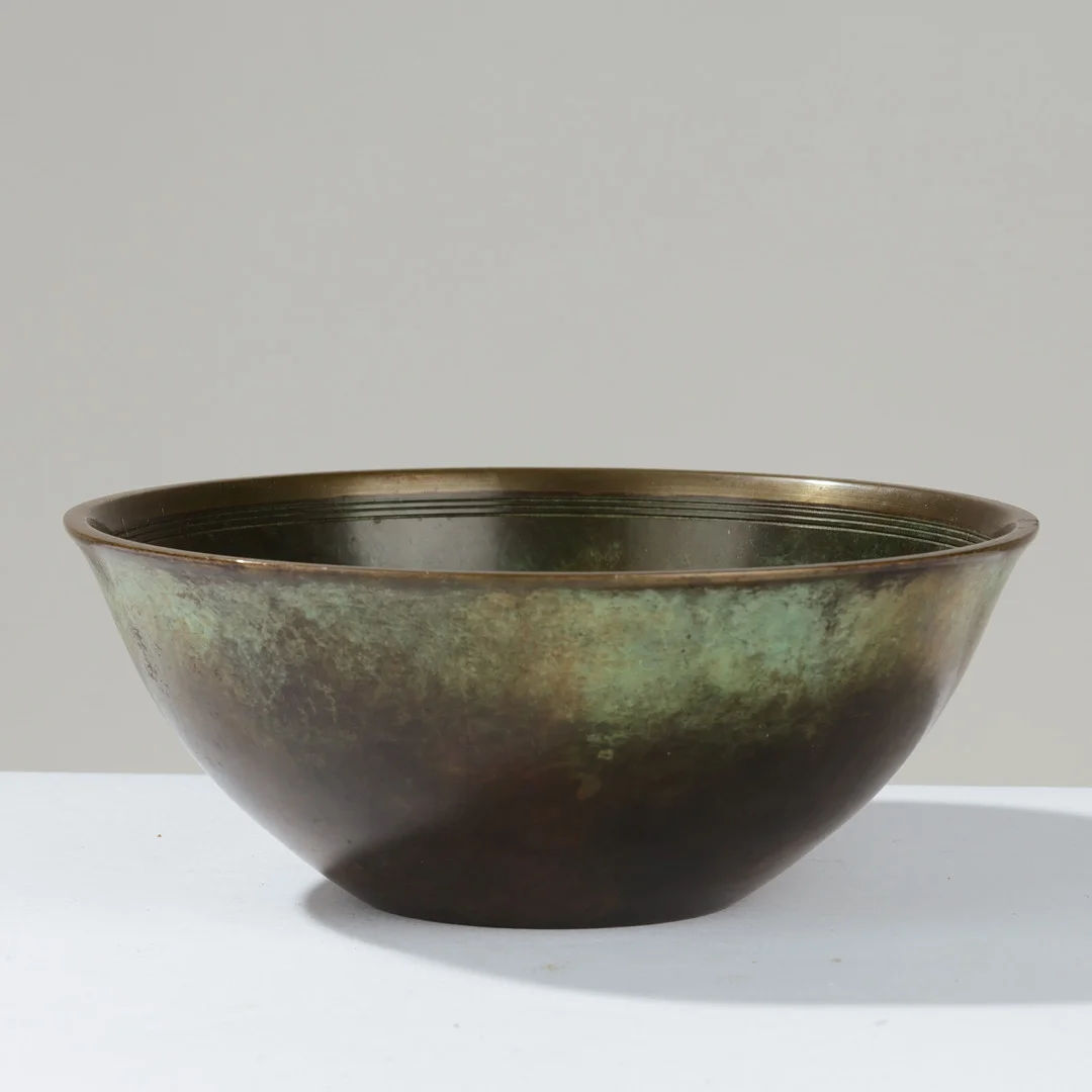 JUST ANDERSEN (1884-1943). Bronze skål med guldkant, Just Andersen, B 161, Danmark, 1925-1930. — Other metals — Palsgaard Kunstauktioner