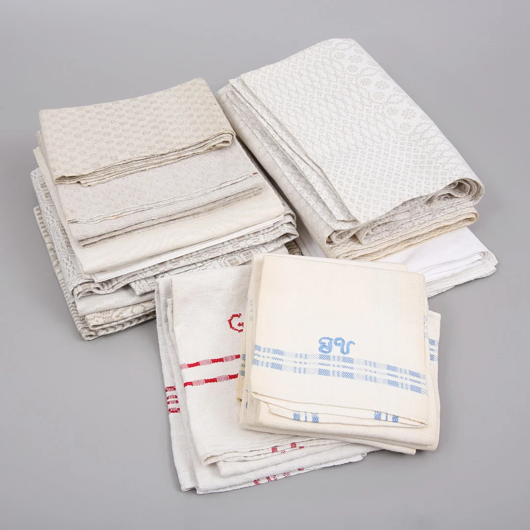 LINNE, parti, mestadels DUKAR. — Textiles — Auktionshuset Thelin & Johansson