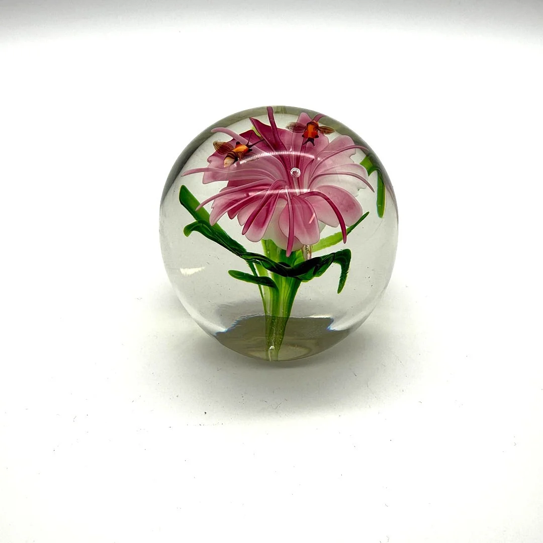 BRIEFBESCHWERER GLAS BLUME INSEKTEN. — Art glass — Kunst- und Auktionshaus Kleinhenz