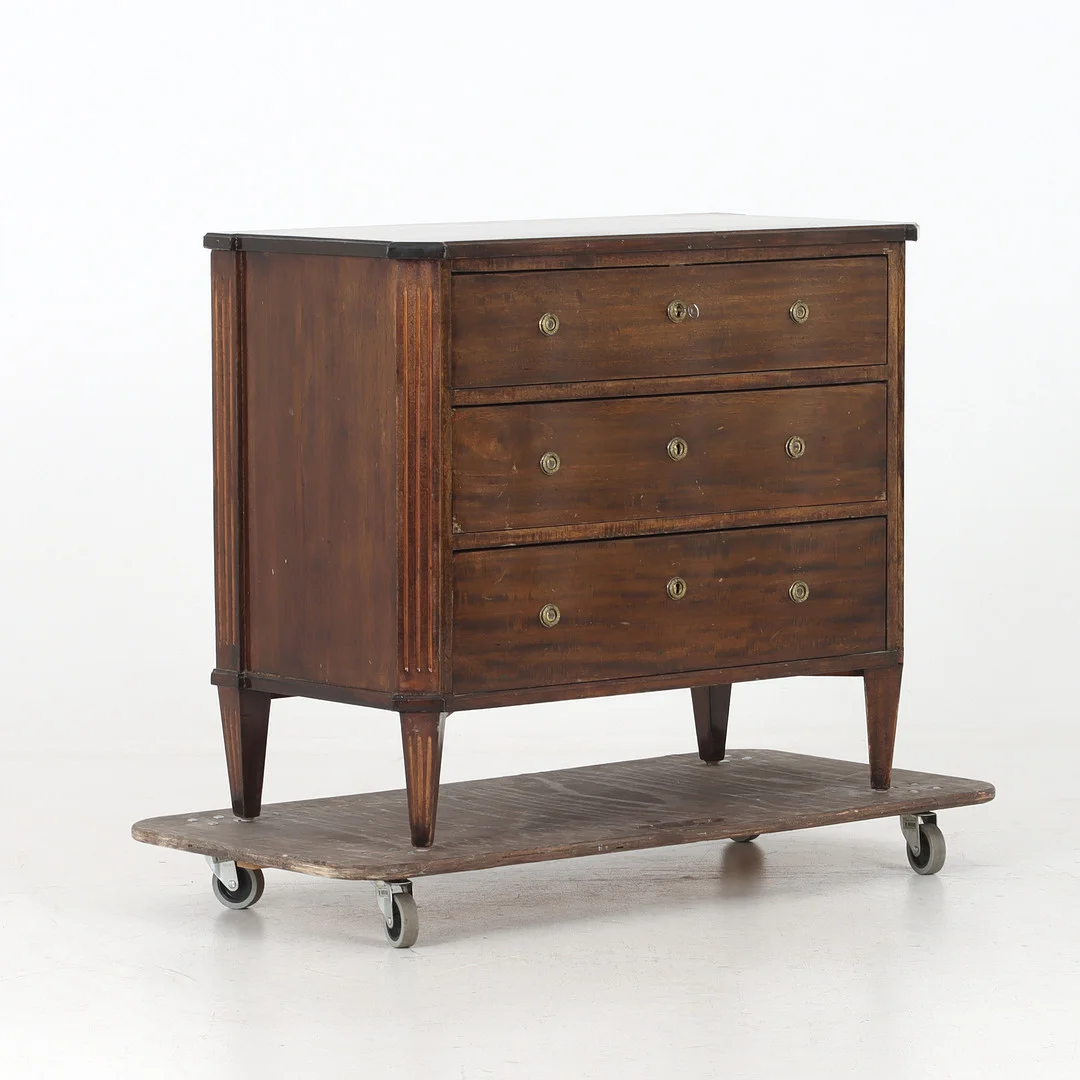 BYRÅ, betsad trä, Gustaviansk stil, 1900-talets första hälft. — Chests of drawers — Stadsauktion Sundsvall