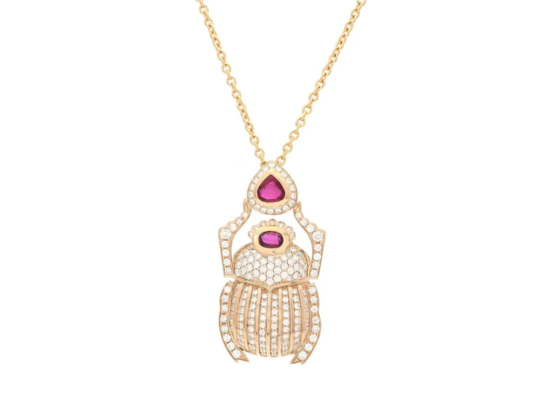 HÄNGE MED KEDJA, 18K guld, 2 rubiner ca 0,72 ct och 0,45 ct, briljantslipade diamanter ca 2,20 ctv, ca TW/VS, längd 62 cm, vikt 22,4 g. — Smycken/Hänge med kedja — Kaplans