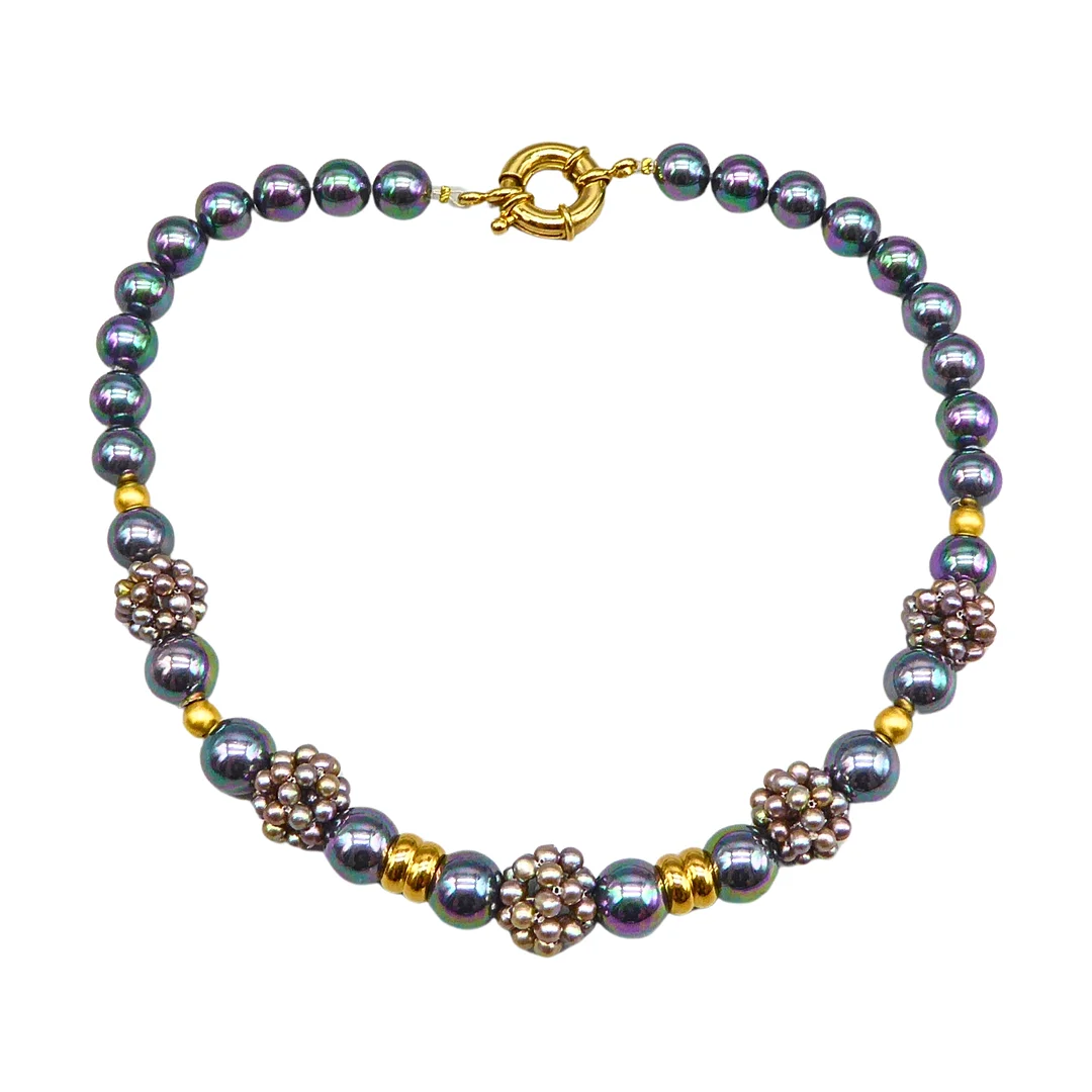 HALSKETTE MIT IRISIERENDEN DUNKLEN PERLEN, MODESCHMUCK. — Necklace — Auktionshaus Stuber's Hammerschlag