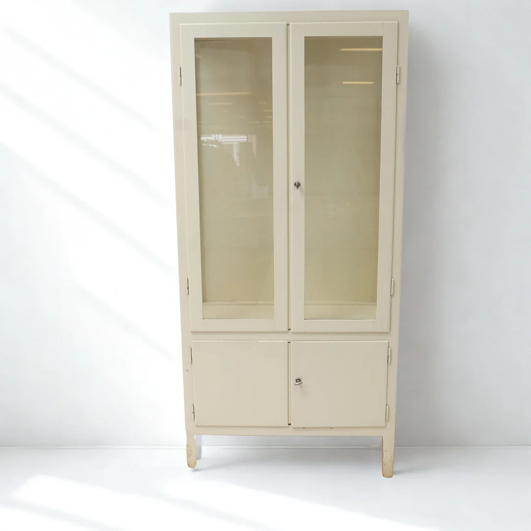 LÄKARSKÅP, omkring 1900-talets mitt, vitmålat med dubbla dörrar, nertill med 2 dörrar och 2 lådor. Invändigt med 4 hyllor av glas. — Cupboards, Cabinets & Shelves — Falun Auktionsbyrå
