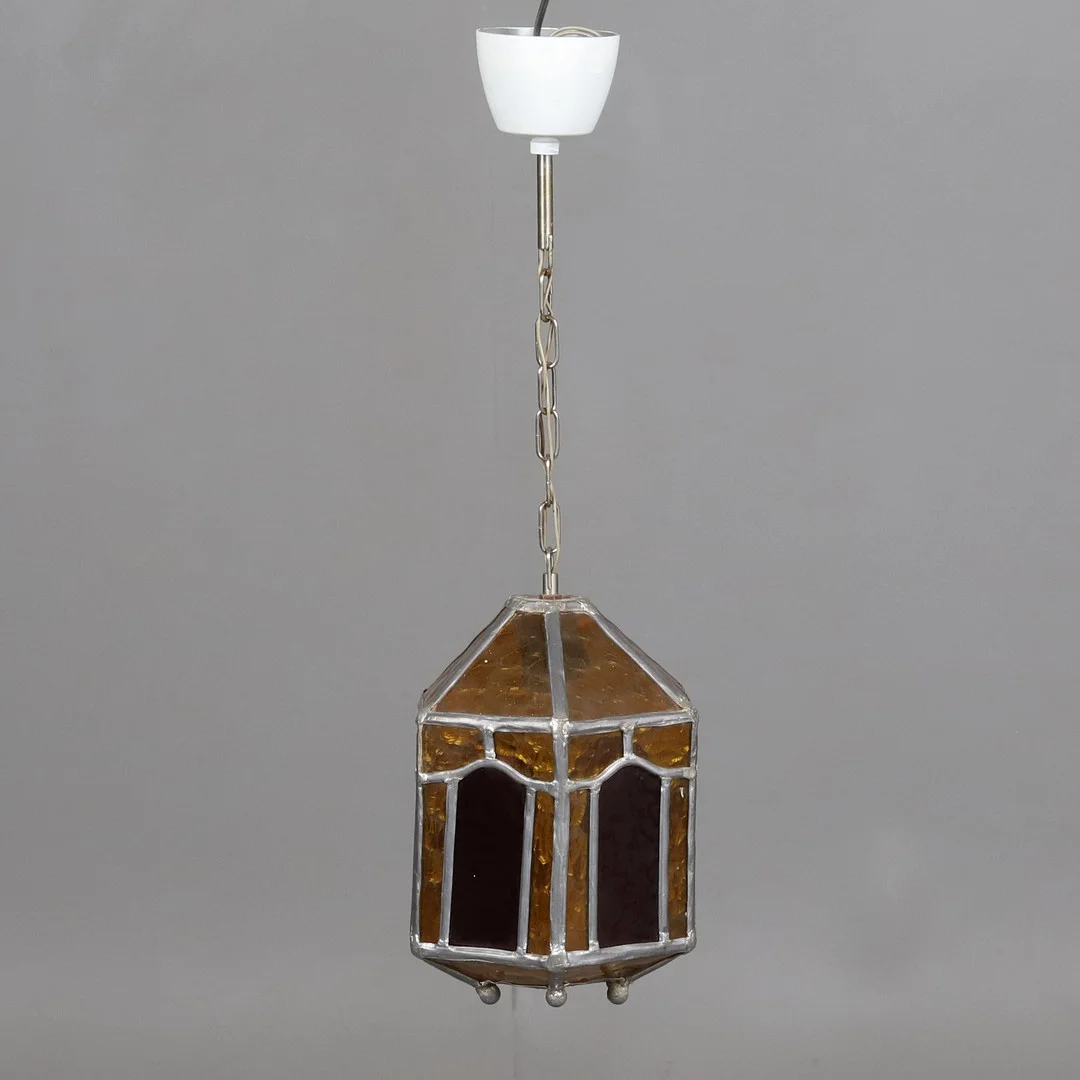 TAK-/FÖNSTERLAMPA. Blyinfattat glas, 1900-talets andra hälft. — Ceiling lights — Örebro Stadsauktioner
