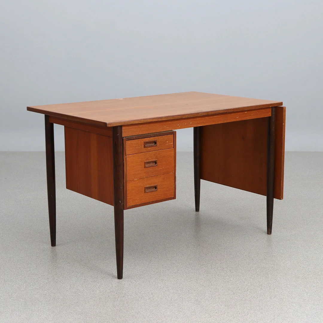 SKRIVBORD MED KLAFF. Teak och bok. 1960-tal. — Tables — Skånes Auktionsverk