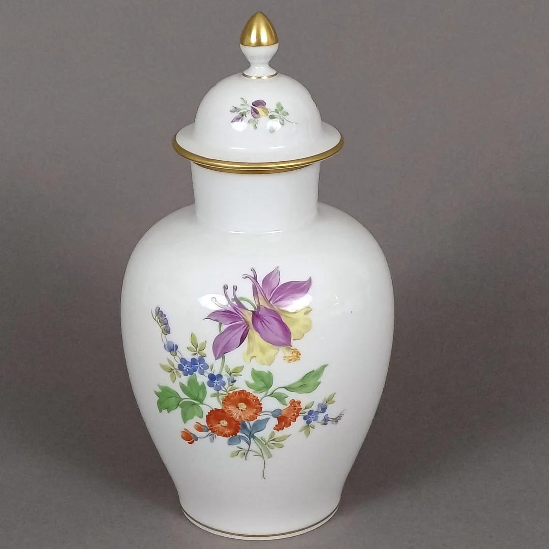 DECKELVASE - Meissen, 20.Jh., Porzellan, polychrome Blumenmalerei, Goldstaffage. — European — Auktionshaus Blank