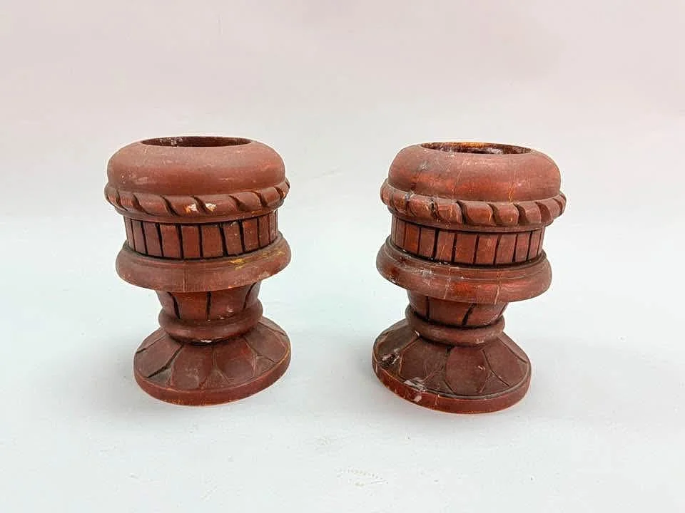 LJUSHÅLLARE - skulpterat trä. — Candlesticks — TOKA Auktionshus