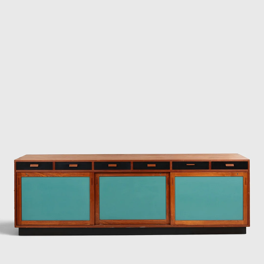 A. AHLSTRÖM OSAKEYHTIÖ. Skænk af teaktræ, front med skydelåger og skuffer belagt med formica, Finland, ca. 1960'erne. — Cupboards, Cabinets & Shelves — Palsgaard Kunstauktioner