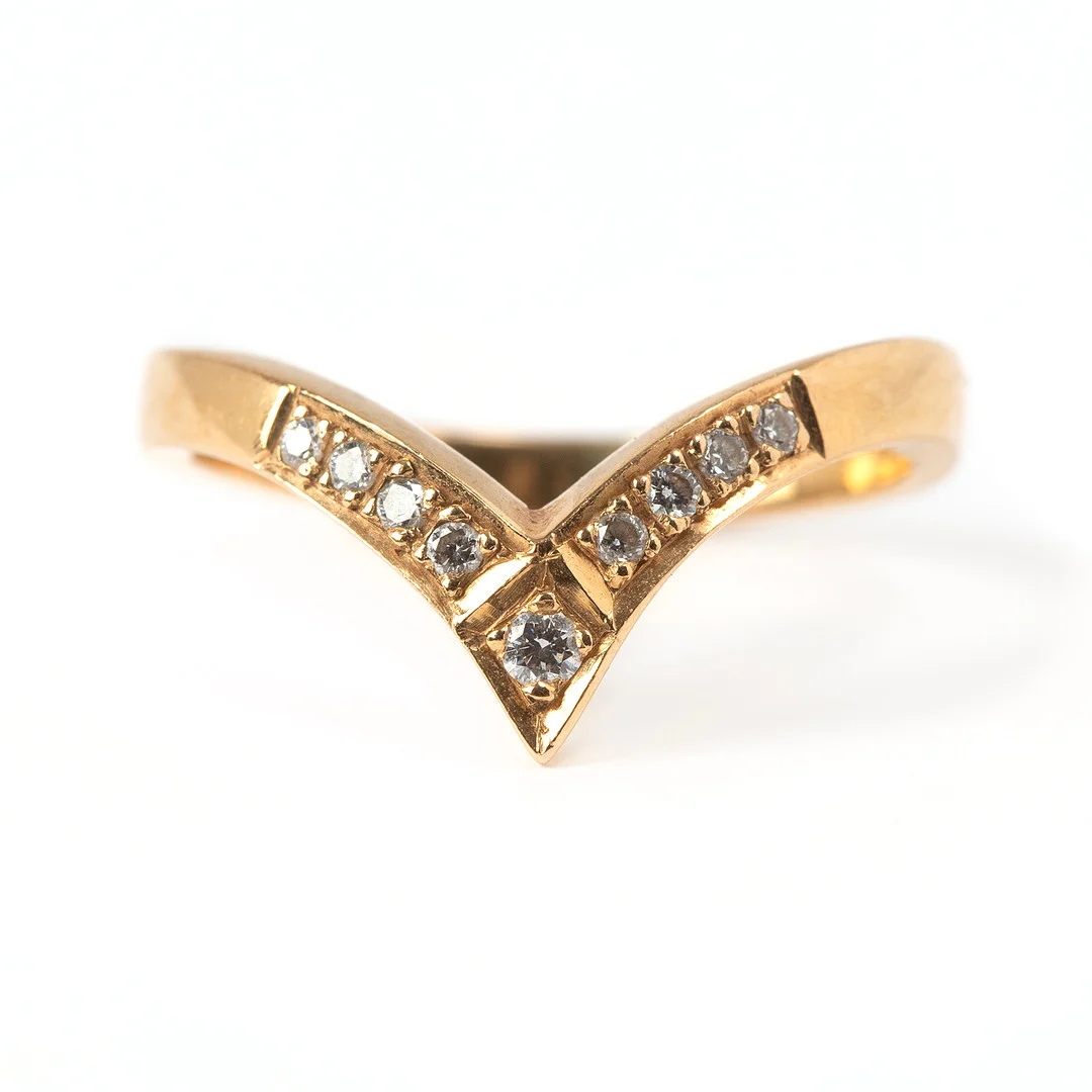 RING, 18K guld med totalt nio diamanter 0.11 ct, BA Konstgjuteri, Stockholm, 2000. — Rings — Stockholms Auktionsverk Göteborg
