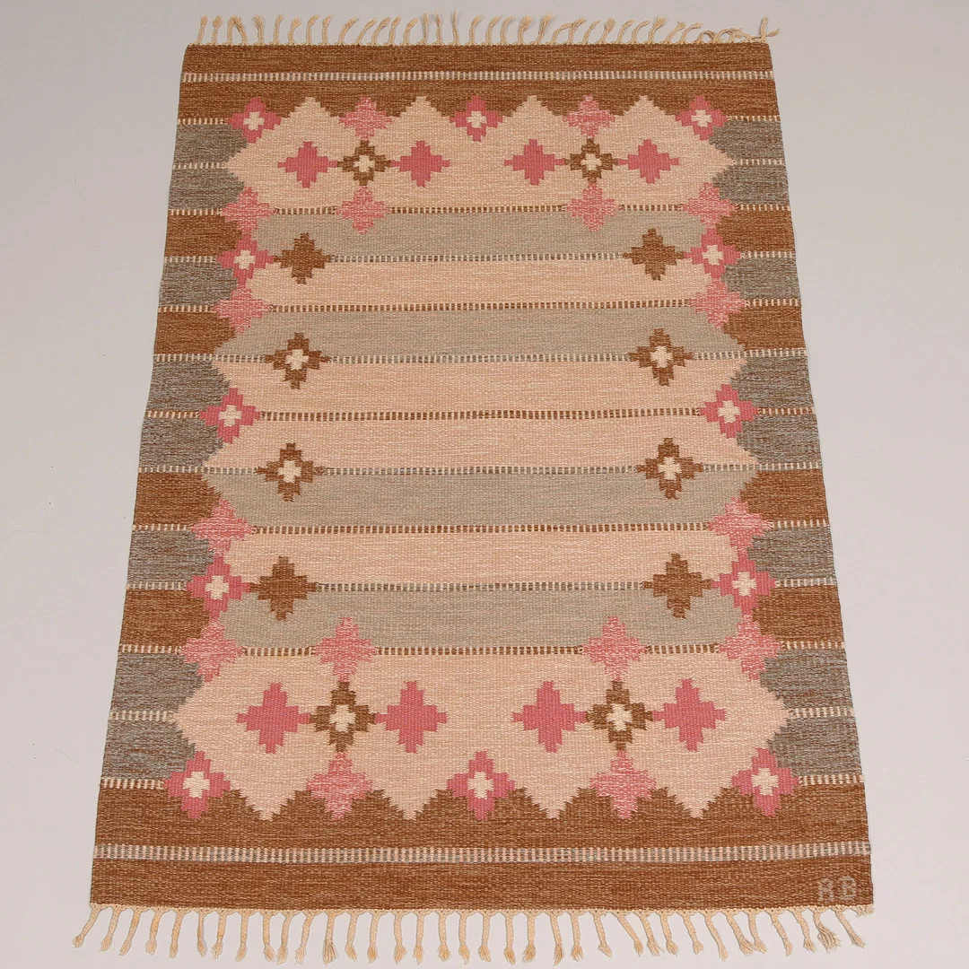 RÖLLAKANMATTA, signerad RB. — European Carpets & Textiles — Auktionsbyrån Varberg