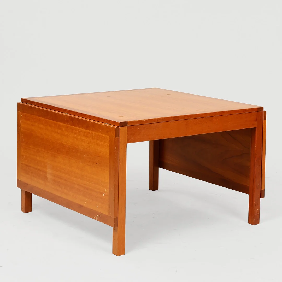 BØRGE MOGENSEN. Sofabord af kirsebær med klapper, Frederica Stolefabrik, Danmark, 1980-90'erne. — Coffee Tables — Palsgaard Kunstauktioner
