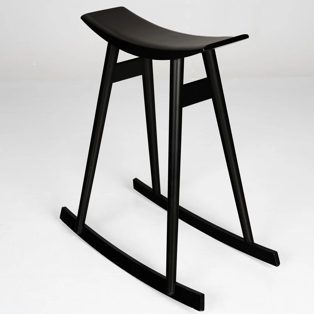 PER SUNDSTED. Gungpall, "Ving", Svartlackerad, Pyra. — Armchairs & Chairs — Norrlands Auktionsverk
