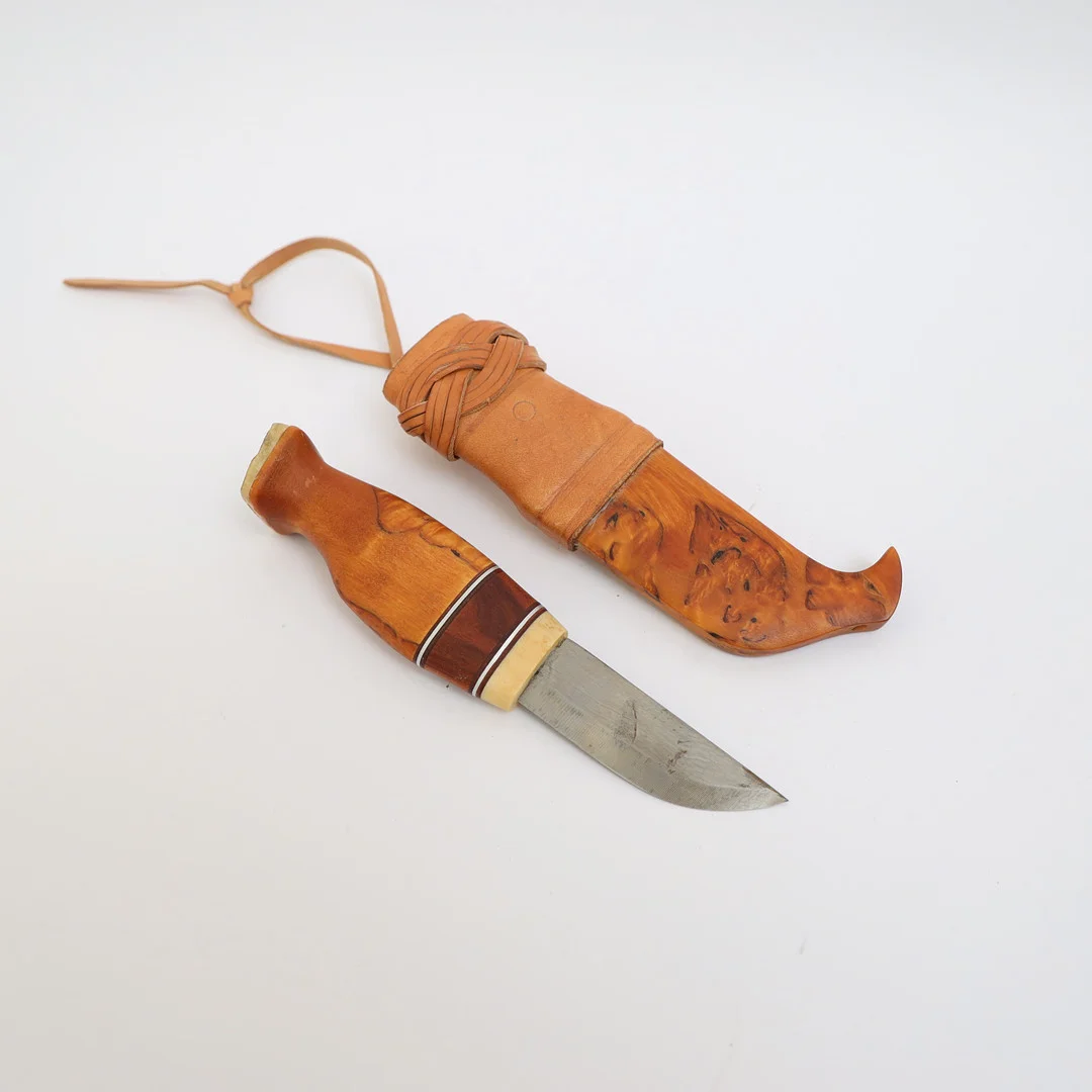 ÅKE SVENSSON. Kniv med slida, handtag av horn och trä, slida av läder och trä, etikettmärkt och signerad. — Edged weapons — Falun Auktionsbyrå