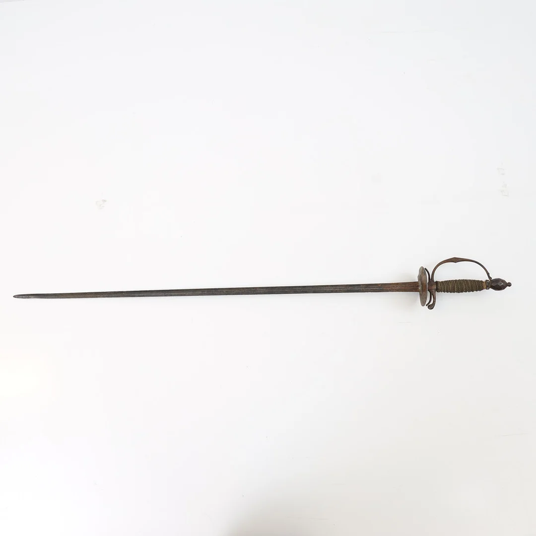 VÄRJA, 1800-talet, troligtvis Frankrike. Klinga med etsad dekor, lindat handtag. — Edged weapons — Falun Auktionsbyrå
