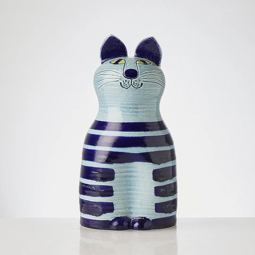 LISA LARSON. Slulptur, Gustavsberg, Katten Trull, ur serien "Tripp, Trapp, Trull". — Ceramics & Porcelain — Metropol Auktioner