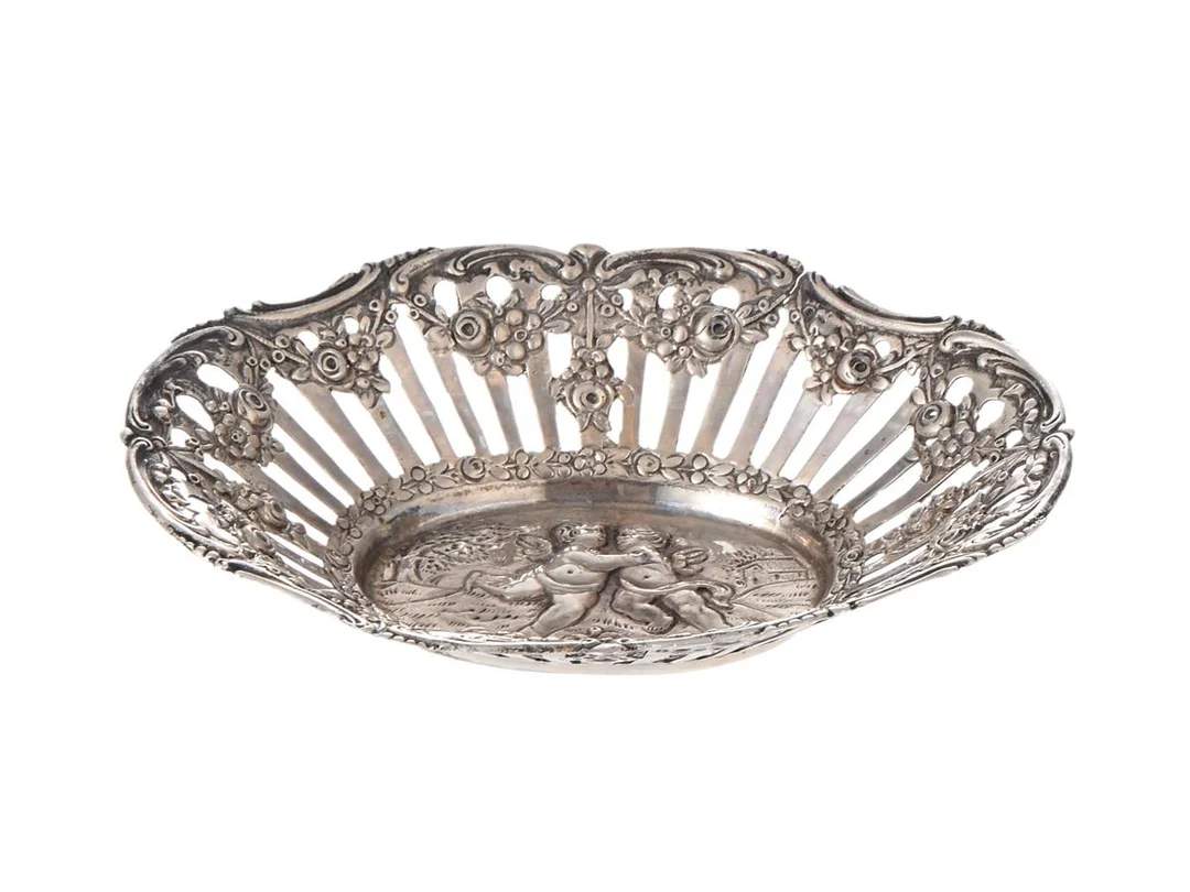 GALLERSKÅL, silver, dekor med Amoriner, längd 11,5 cm, höjd 2 cm, vikt ca 48,7 g. — Silver/Skål — Kaplans