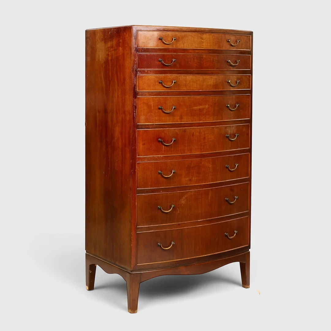 OLE WANSCHER. Kommode / Tallboy af mahogni, monteret med 8 skuffer, Illums Bolighus, Danmark, 1940'erne. — Chests of drawers — Palsgaard Kunstauktioner