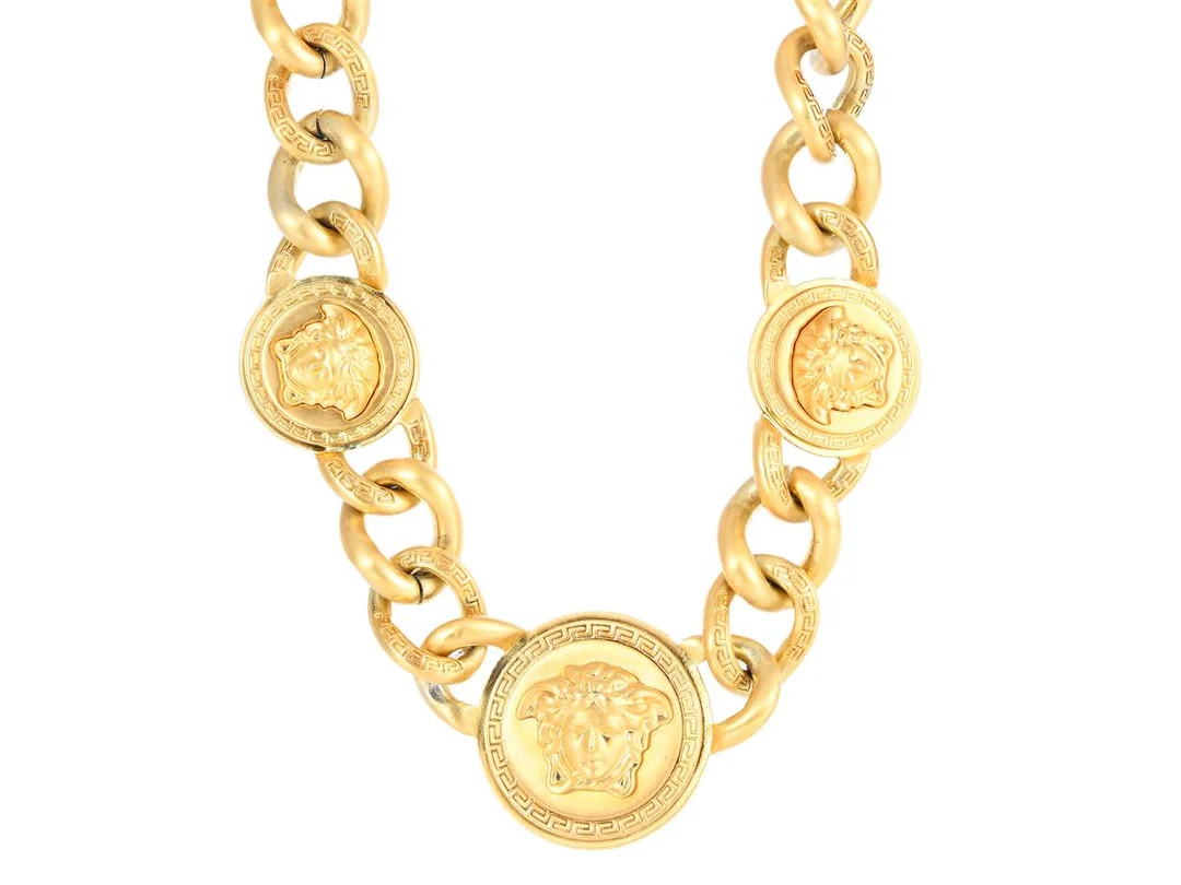 VERSACE, COLLIER, Medusa, guldfärgad metall, längd 48 cm, vikt 300 g, originalask. Very Good Condition. — Smycken/Collier — Kaplans