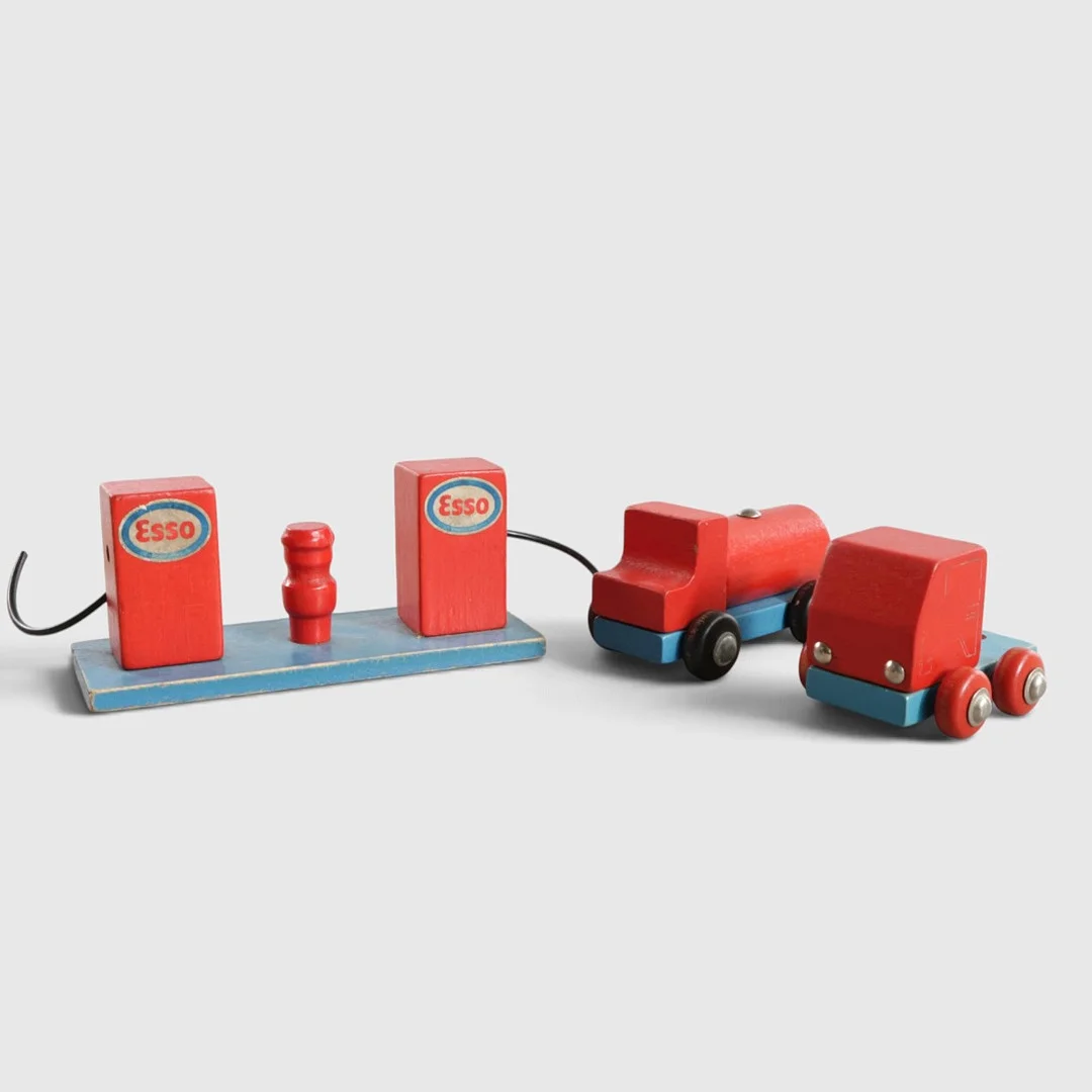 Tankstation med tog og lastbil, bemalet træ. Danmark, 20. årh.s anden halvdel (3). — Toys — Woxholt Auktionshus