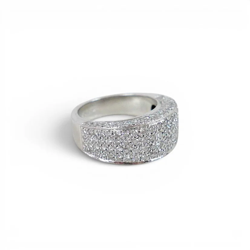 AN 18K WHITE GOLD AND DIAMOND RING. — Rings — Batemans of Stamford