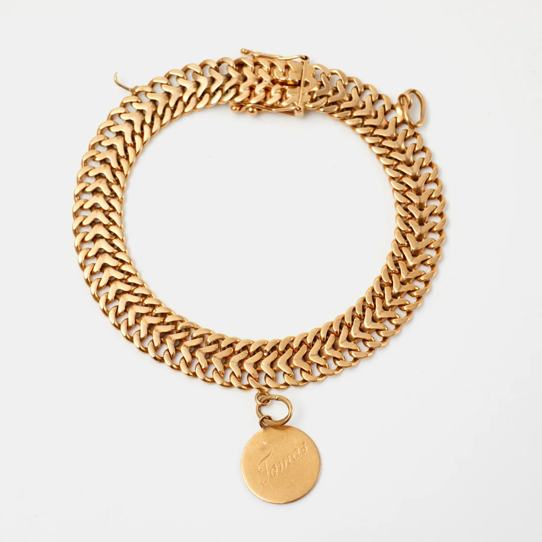 ARMBAND, 18 k guld, fiskbenslänk, med en berlock, Ge-Kå-Smyckek G Kaplan, Stockholm, 1964. — Bracelets — Stockholms Auktionsverk Sickla