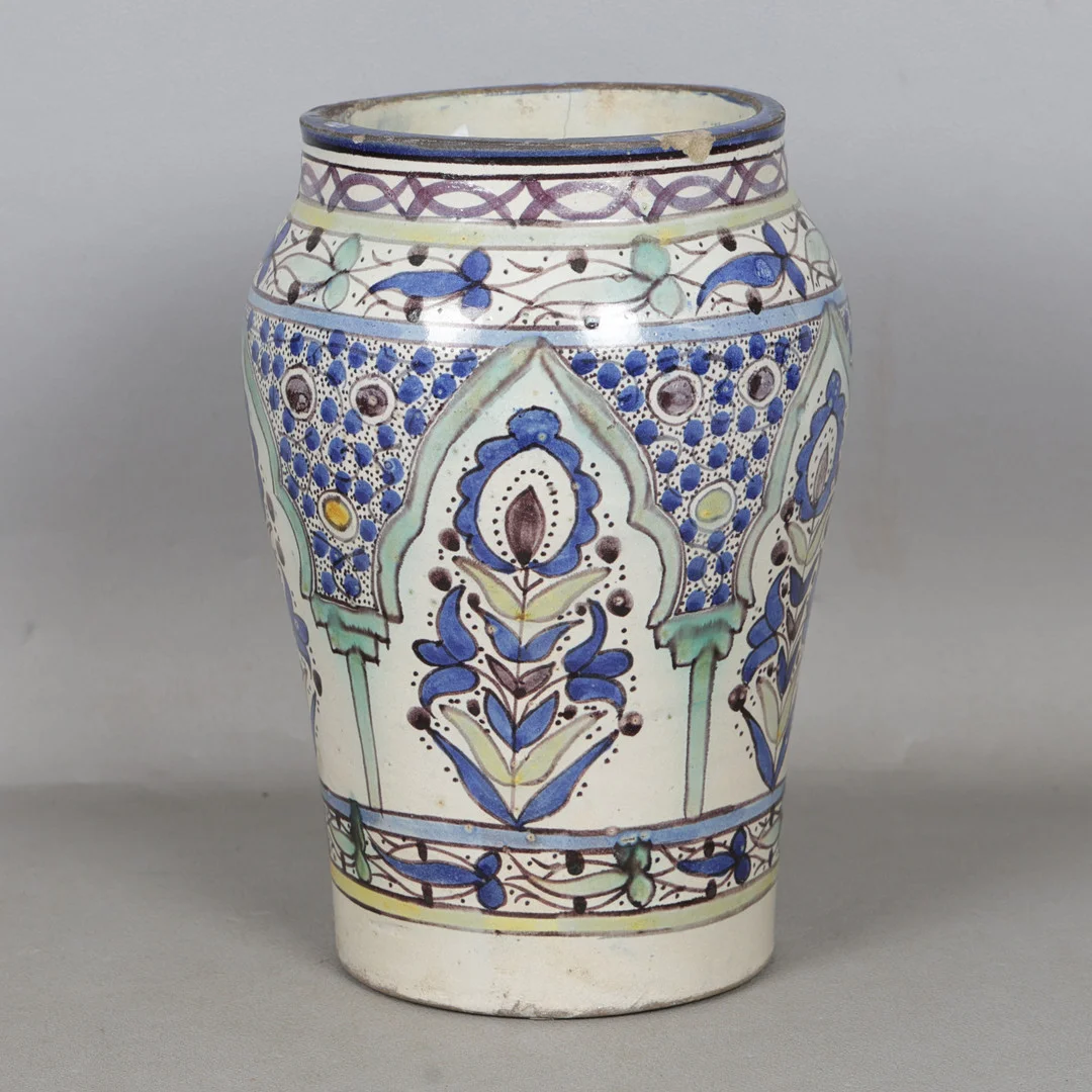 AN ISLAMIC IZNIK STYLE POTTERY VASE, PROBABLY MOROCCAN, 20TH CENTURY. — Rest of the world — Bishop & Miller