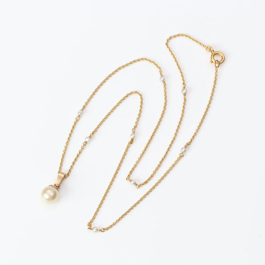 HALSBAND. 18k guld med fröpärlor, hänge i förgyllt silver med pärlimitation, vikt exkl. hänge ca 2,8 gram. — Necklace — Skånes Auktionsverk