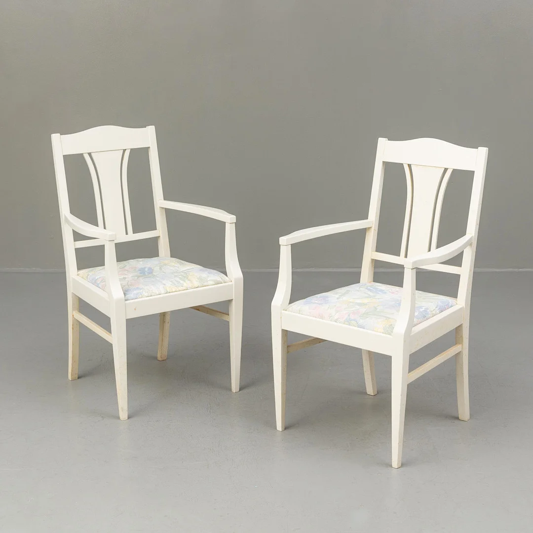 KARMSTOLAR, 1 par, bemålat trä, jugend, 1900-tal. — Armchairs & Chairs — Garpenhus Auktioner