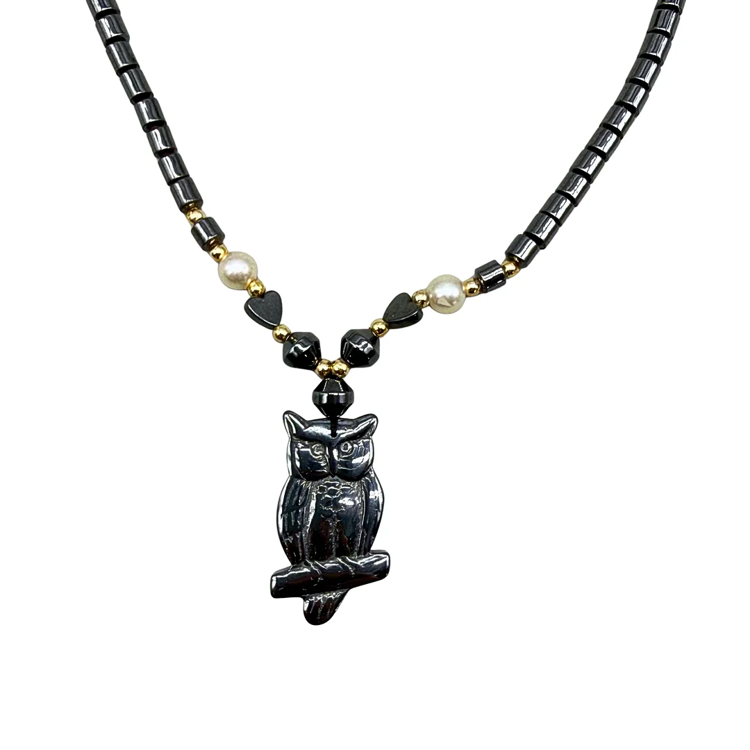 HÄMATIT-HALSKETTE MIT EINEM EULENANHÄNGER. — Necklace — Auktionshaus Stuber's Hammerschlag