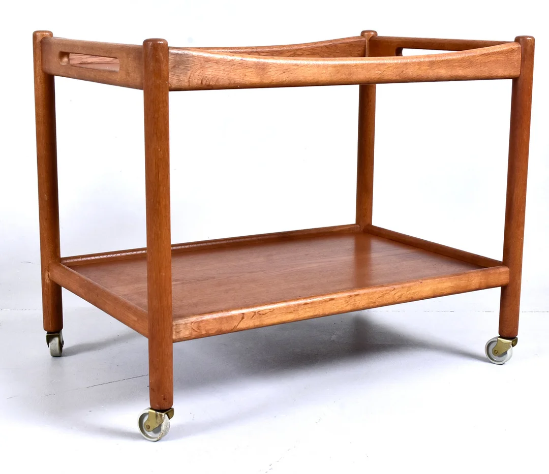 HANS J WEGNER. Serveringsvagn, ek/teak, för Andreas Tuck, 1950-tal. — Tables — Halmstads Auktionskammare