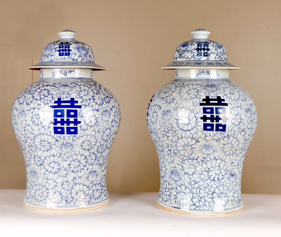 Pareja de tibores con tapa chinos en porcelana, con los caracteres de la doble felicidad en los frentes, del siglo XX. — Oriental — Barcelona Auctions