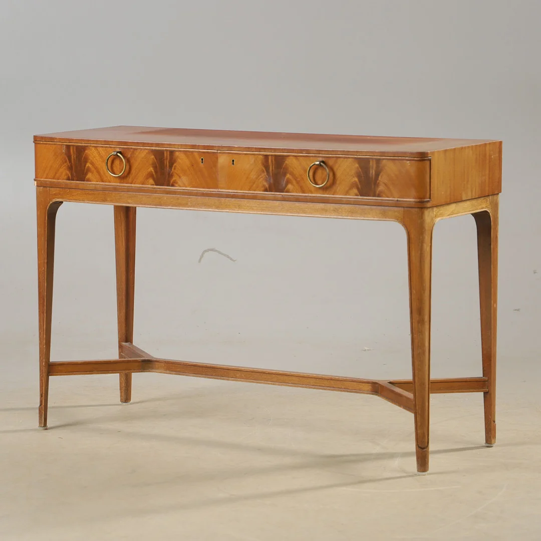 BERTIL FRIDHAGEN. Hallbyrå, mahogny och bok, Swedish modern, Bodafors, 1940-tal. — Chests of drawers — Helsingborgs Auktionskammare