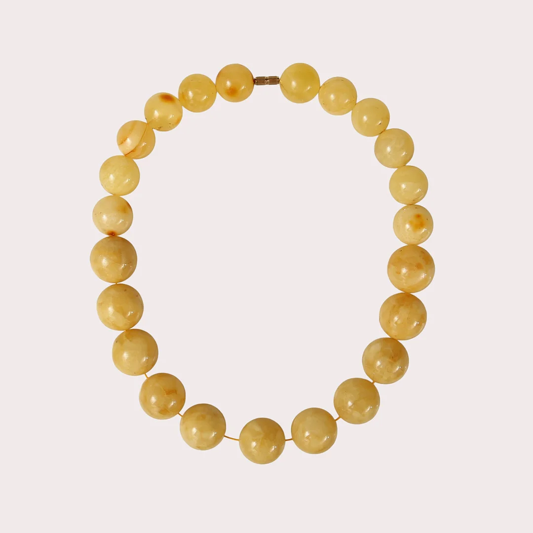 HALSCOLLIER med runda kulor av bärnsten i doserad storlek. — Necklace — Limhamns Auktionsbyrå