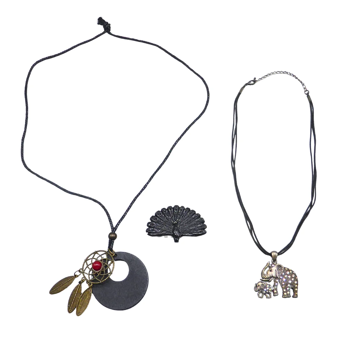 SET AUS ZWEI HALSKETTEN MIT ANHÄNGERN UND EINER BROSCHE. — Jewellery — Auktionshaus Stuber's Hammerschlag